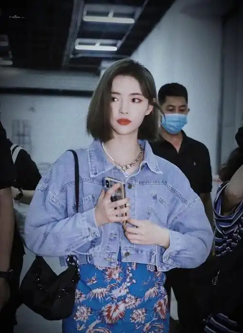 许佳琪近日私服汇总,帅气风和甜美风都有,短发女孩真的好美