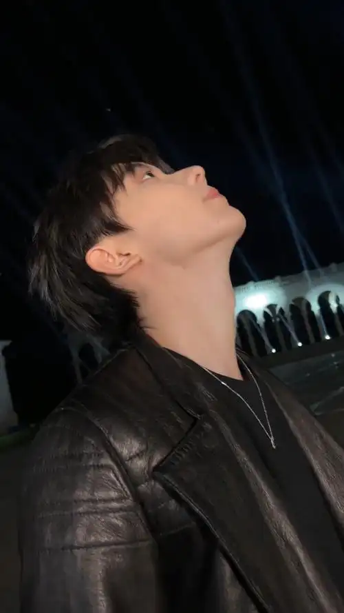 马嘉祺你小子真的好帅啊! 皮衣墨镜造型好拽!