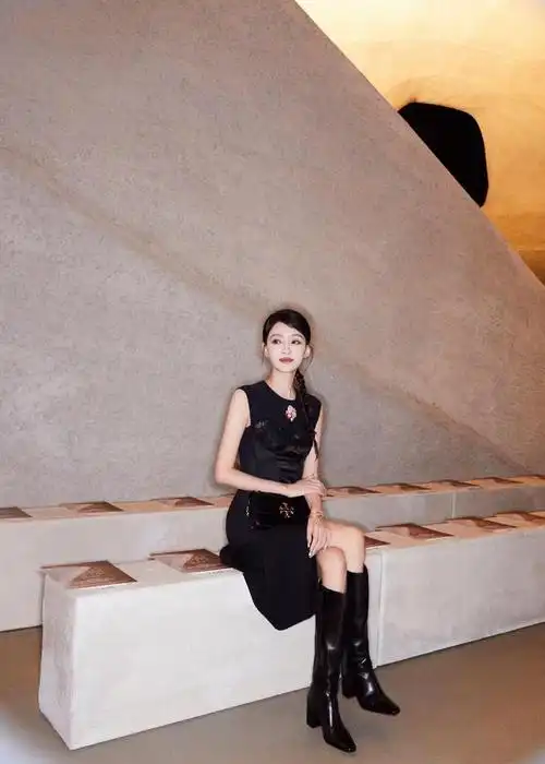 孙怡身着toryburch2023秋冬系列搭配压纹小号两用单肩包