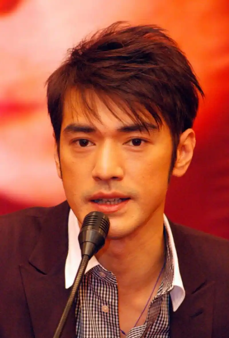 金城武此时还没有割双眼皮儿,颜值只能说是一个普通人,没想到双眼皮对