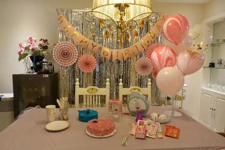 这是妈妈为乐乐精心布置的生日"主会场"