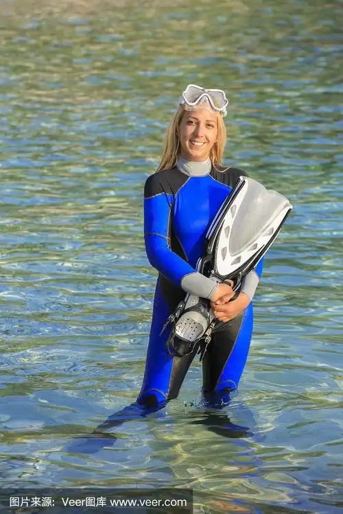 漂亮的潜水员,迷人的女人,准备去潜水或浮潜.穿着一件潜水衣.