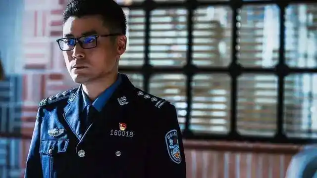 王劲松向观众展现了教科书般实力演技,一袭简单儒雅的中山装仅通过