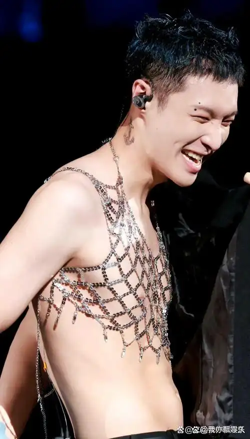 张艺兴演唱会这个妆造其实挺创新的,现场的粉丝在张艺兴脱下外套的乔