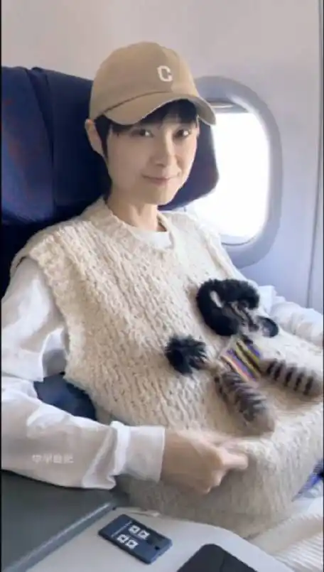 李宇春飞机上补衣服#李宇春超话李宇春吧微博的微博视频