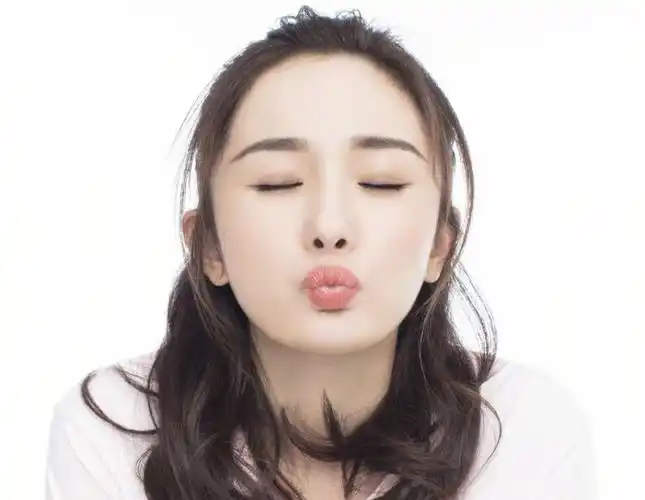 我肯定不选图6,图一:杨紫,这张嘟嘴照,真的非常可爱,很符合她一向爱