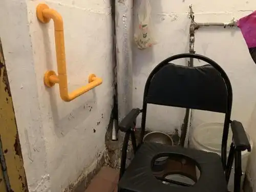 由于老房子厕所很小,想把传统的蹲便改成马桶有些不切实际,工作人员就