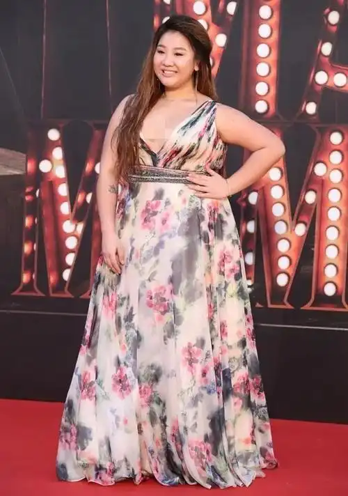 郑少秋女儿胆子真大180斤也敢穿深v碎花裙气质却拿捏得到位