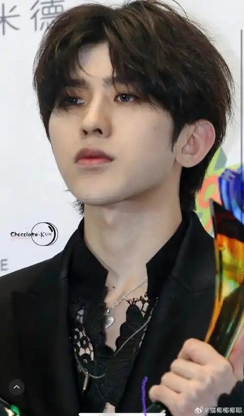 承认吧在你们心里蔡徐坤就是天花板