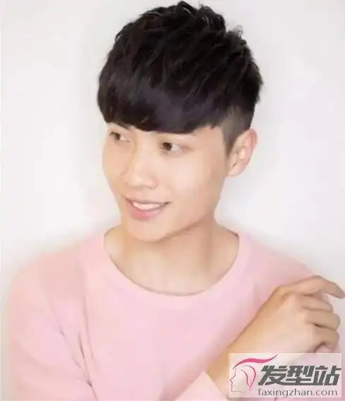 男生齐刘海两边剃发型 这样剪短发帅气又吸睛_发型站_最新流行发型