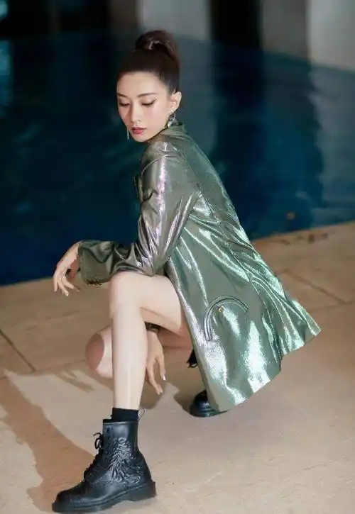 江疏影真是太会穿,一身镭射西装美翻天!