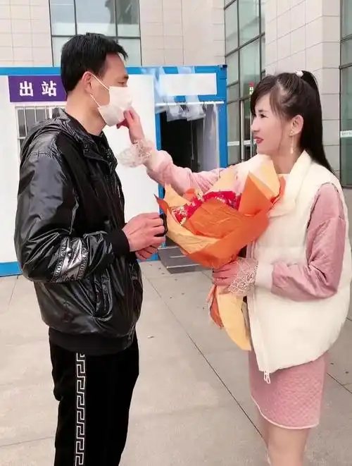 聊了半年的网友 约好在车站见面 走近一看原来是儿子女朋友的爸爸