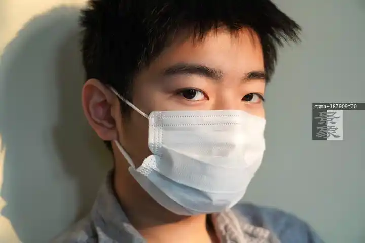 图片标题:     戴口罩的男孩肖像特写 图片编号:     cpmh-187909f30
