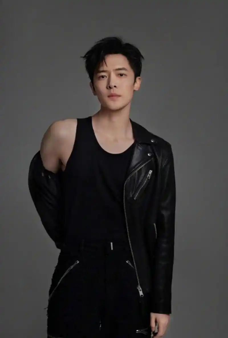 好久不见的付辛博帅照来了,黑白色的他更有魅力.