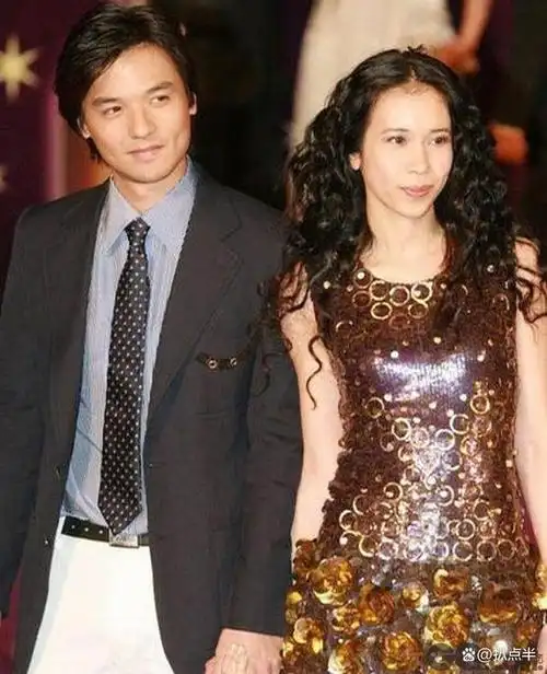 冯德伦在与舒淇忽然官宣结婚前,有过一段长达9年的恋爱,女方是艺人