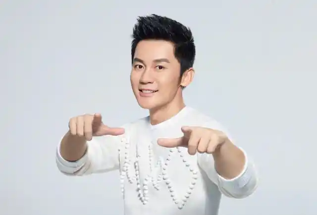 而李晨晒出这张帅照中,皮肤真的是好到完美,用肤若凝脂来形容一点都不