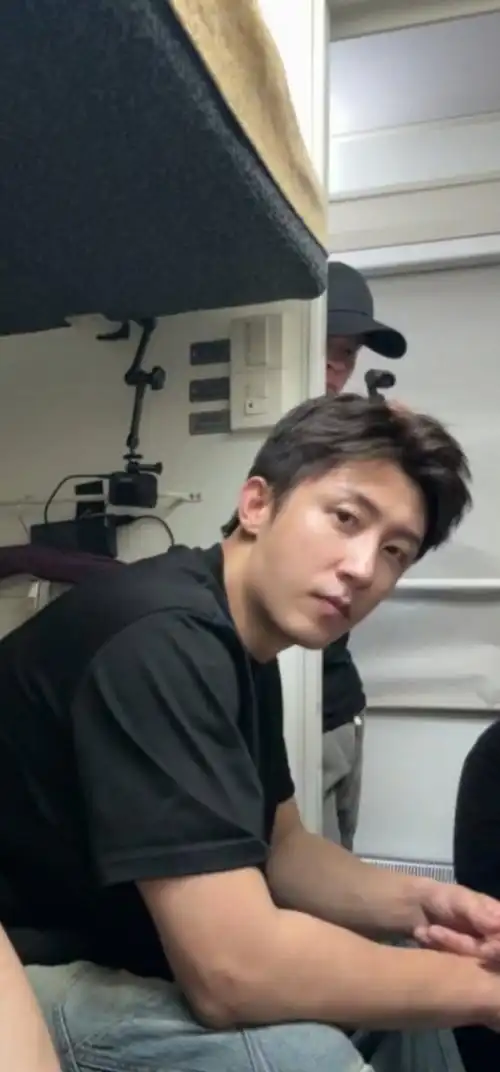 黄景瑜直播中途脱衣服