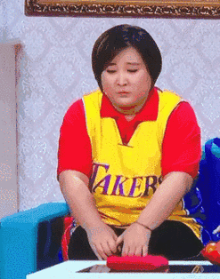 三……十斤一出场的贾玲和小明,莫名想到这个表情包胖到翘不起二郎腿