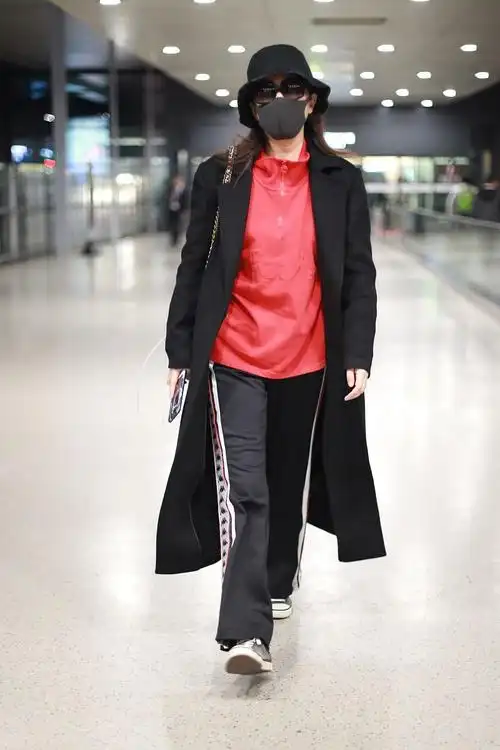 闫妮休闲穿搭时尚随性,遮挡严实格外低调