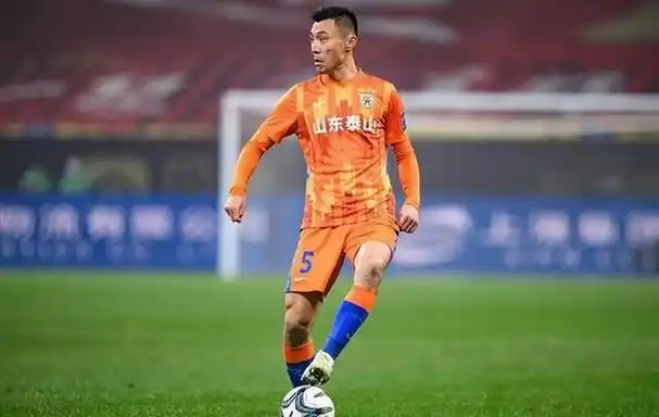 山东泰山队球员郑铮在昨晚对阵国安的比赛中,完成了个人中国顶级联赛