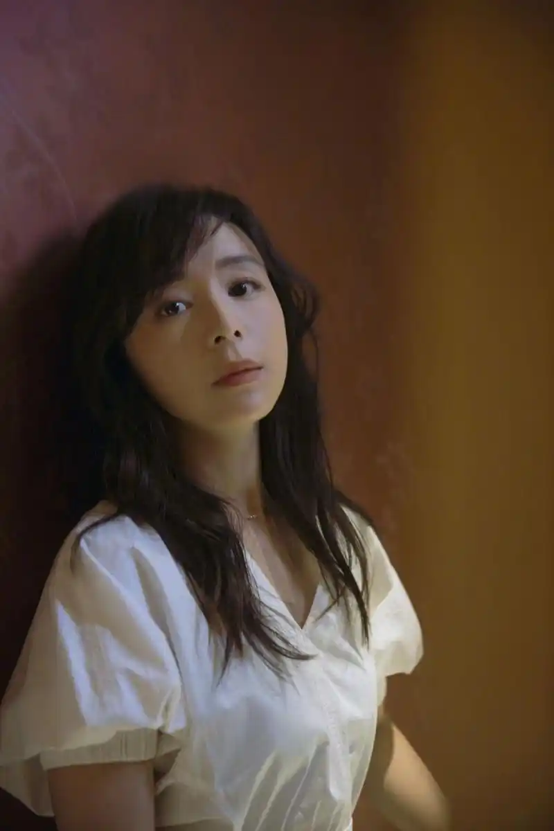 张静初最新美图释出,纯色长裙恬淡尔雅,卓越多姿微风嫣然一笑,气质