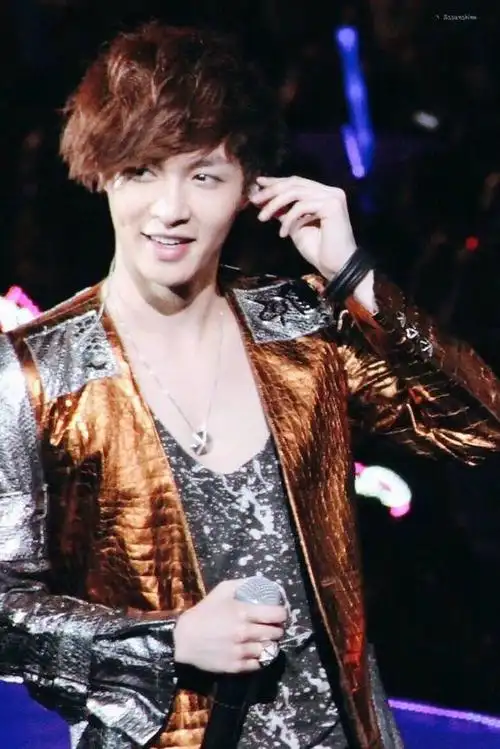 不过在exo刚出道的那会,为了有辨识度并且符合韩国人的审美,张艺兴的