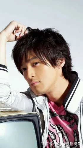 当年青涩的胡歌,如今风度翩翩,话说你喜欢他多久了?