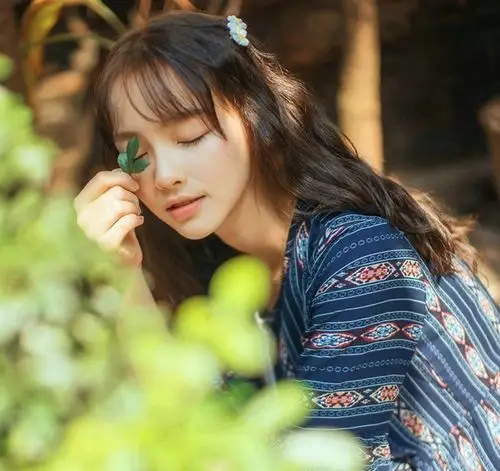 笑容灿烂清丽少女桃腮杏脸着木耳裙阳光诱惑唯美写真集