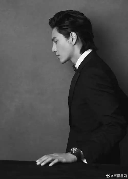 演员@陈坤出席#金鸡奖开幕式#,身着午夜蓝拼色西装,搭配微卷大背头