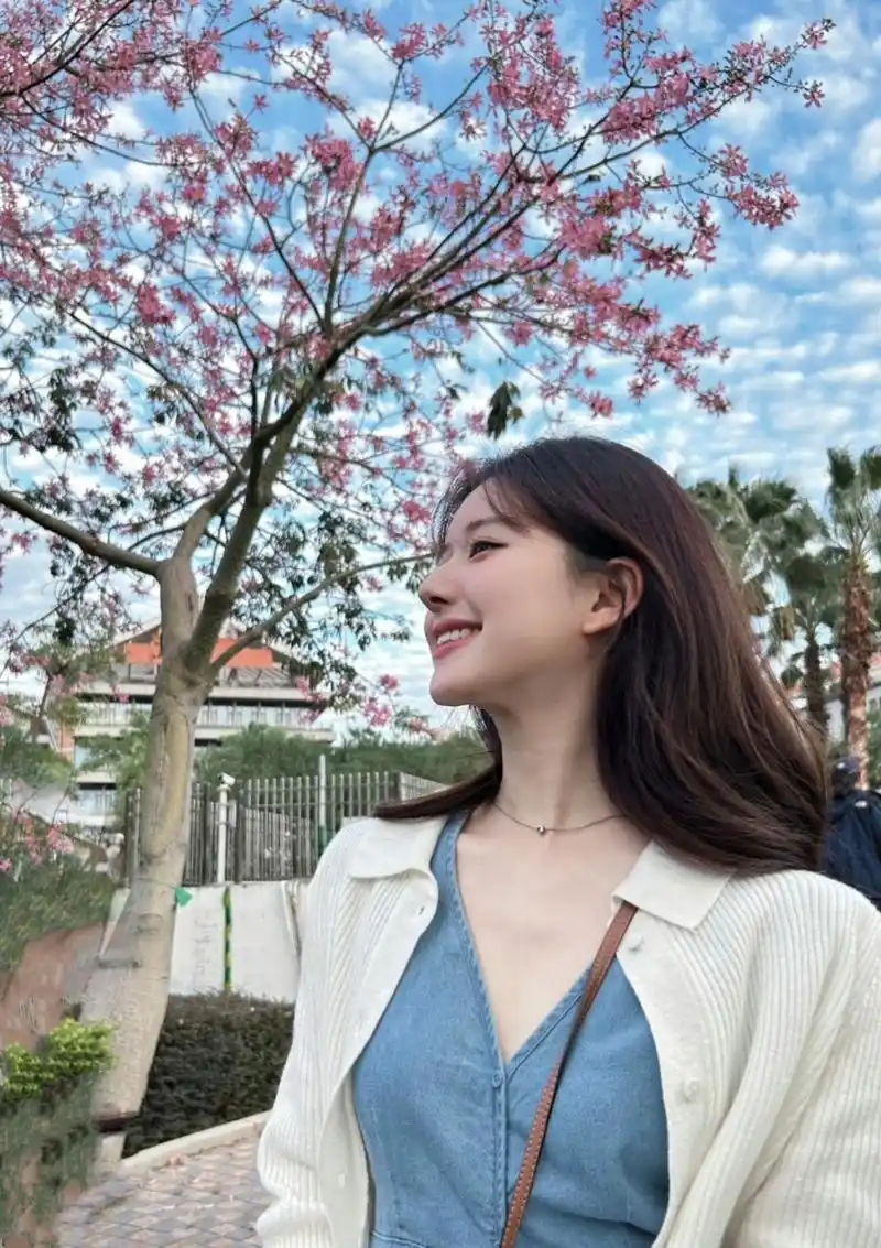 赵露思晒侧脸,漂亮