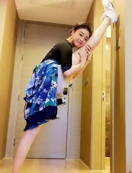 女星一字马,个个都很厉害,但是我只服最后一个!