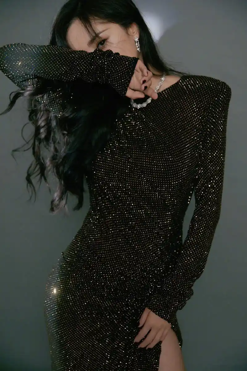 干练利落,杨幂闪钻礼服裙 优雅大方,杨幂 太绝了!腿太长太美了吧!