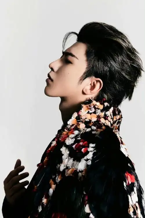 蔡徐坤高定斗篷全球首穿