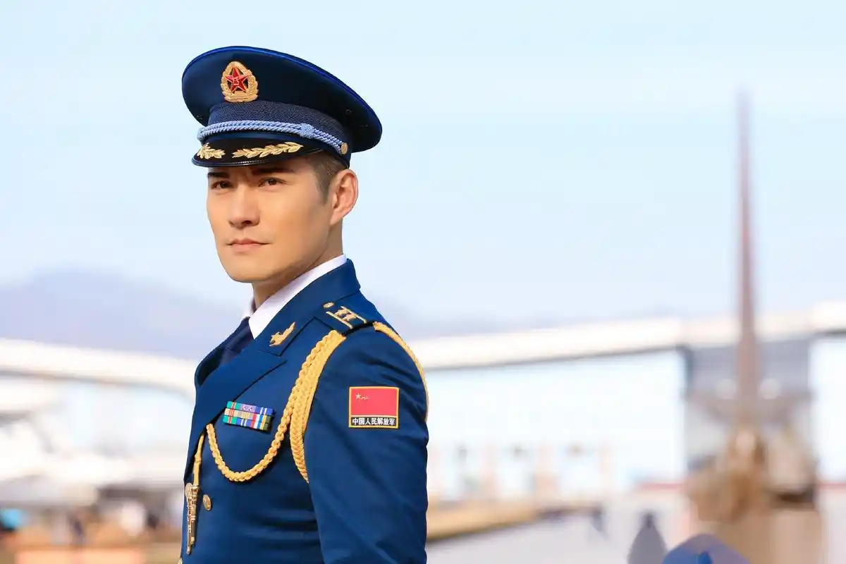 严屹宽侧脸《飞行少年》中的孔教官不仅侧脸帅,军装更帅!