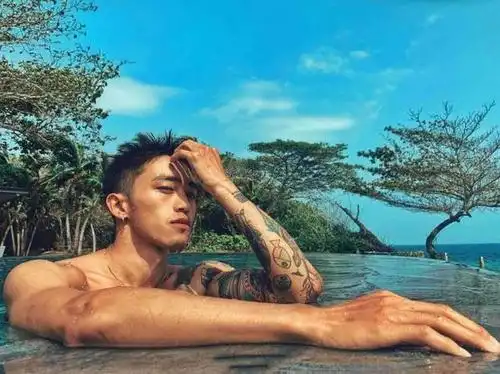 185薄肌古铜阳光纹身帅哥带你玩遍菲律宾薄荷岛阿罗娜海滩