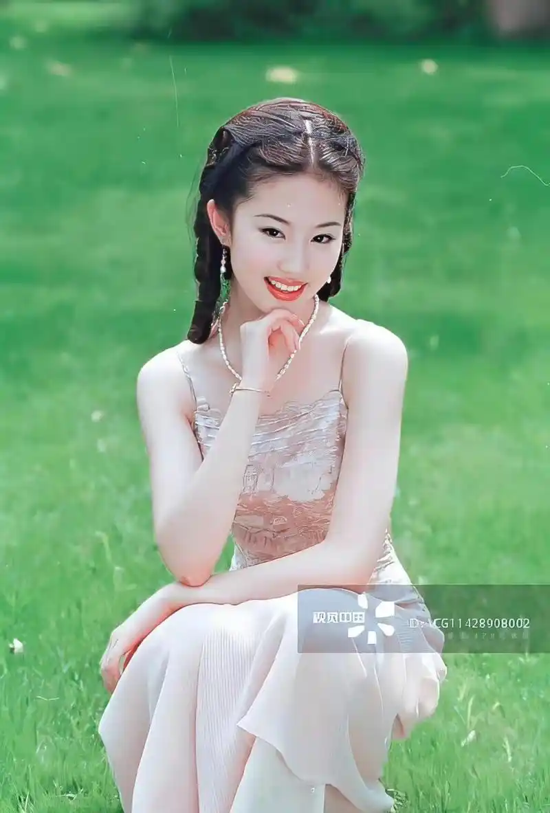 14岁的刘亦菲,简直就是小说里粉雕玉琢的大小姐!