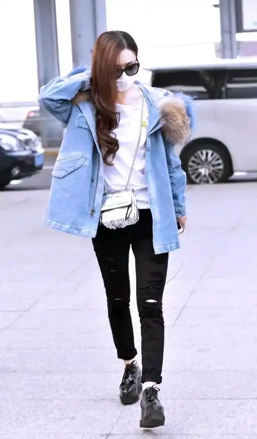 赵丽颖蓝色牛仔衣搭配修身裤,时尚又减龄,丝毫不像是当了妈的人