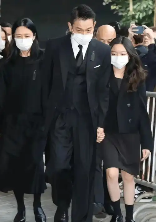 而刘德华的妻子也一直都非常低调,近日,他和女儿一同现身的画面,也