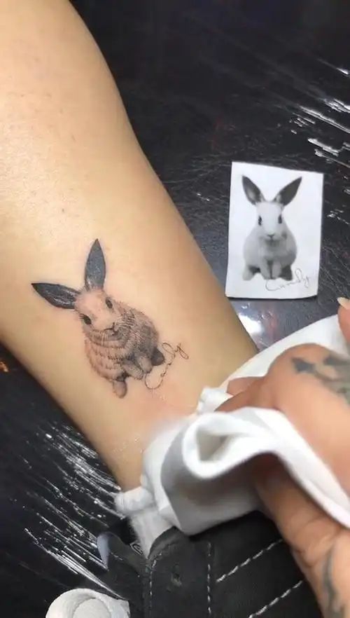 小腿可爱小兔子纹身图案已完成视频