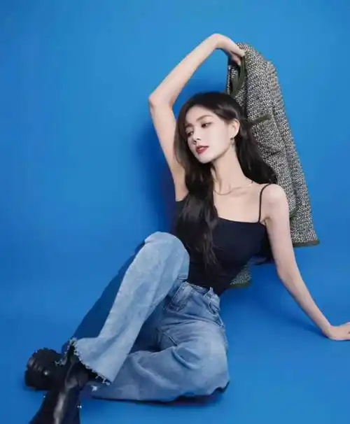 30岁李一桐演技炸裂颜值爆表,吊带搭牛仔裤身材完美红唇娇艳迷人_道路