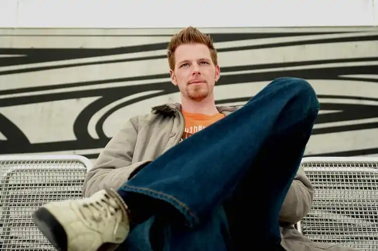 特写,白天,仰视,椅子,欧洲,欧洲人,仅一个男性,仅一个人,阴影,裤子