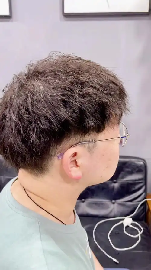 微胖偏胖的男生,真的不要头发太短,大脸蛋需要长头发掩饰住,摩根烫