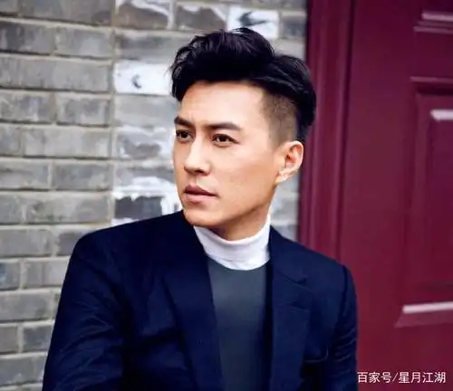 男明星也怕中年危机?不存在的,看看靳东如今才是颜值巅峰