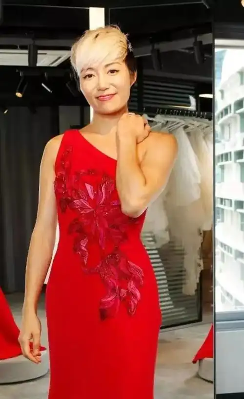 香港武打女星10月将嫁好莱坞名导演吃素戒酒为生宝宝做准备