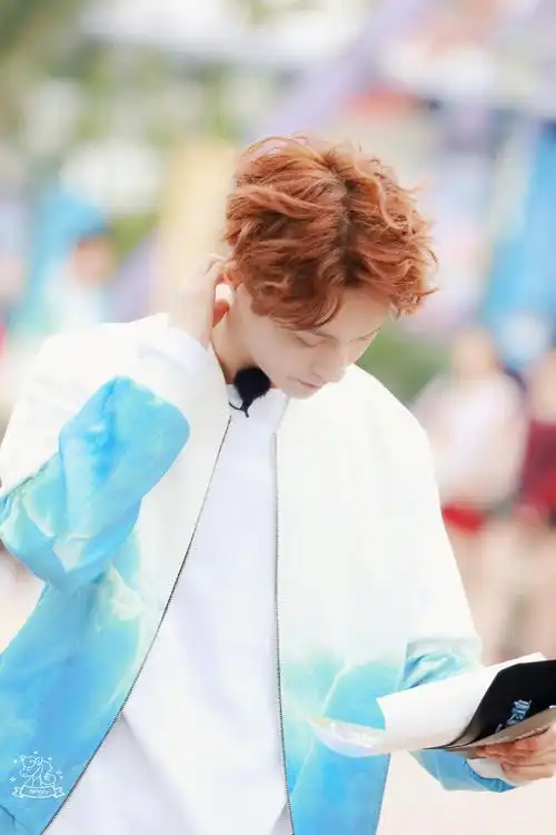 《极限挑战》录制张艺兴甜笑露酒窝 迪丽热巴戴小熊发箍十分可爱