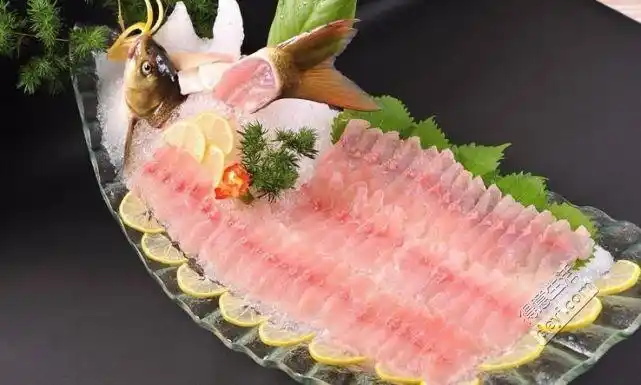 (雅鱼刺身拼盘)