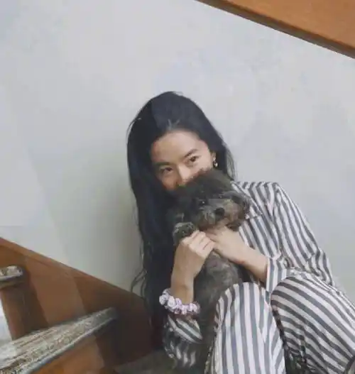 刘亦菲晒居家生活照,没化妆穿睡衣就出镜,33岁脸部状态过于抢镜_女神