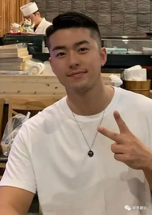 短发干净利落,渐变的两边层次感极强,清爽的同时,也特别显高!第1款:渐