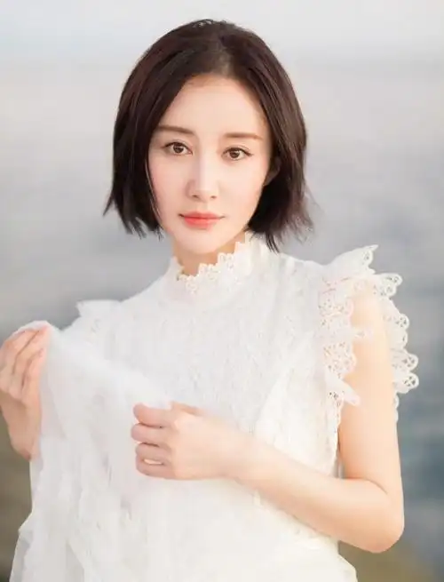 短发的舒畅身穿黑色露脐装,展现"蛇精腰",简直比少女还少女!