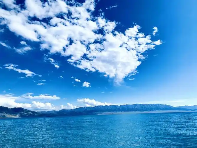 赛里木湖蓝色治愈人真的好多一直堵车